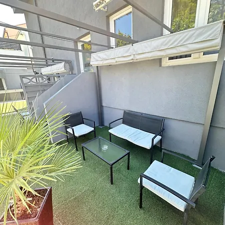 Vernissage Apartment *
