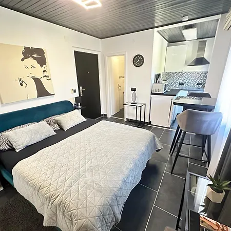 Vernissage Apartment