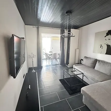 Vernissage Apartment *